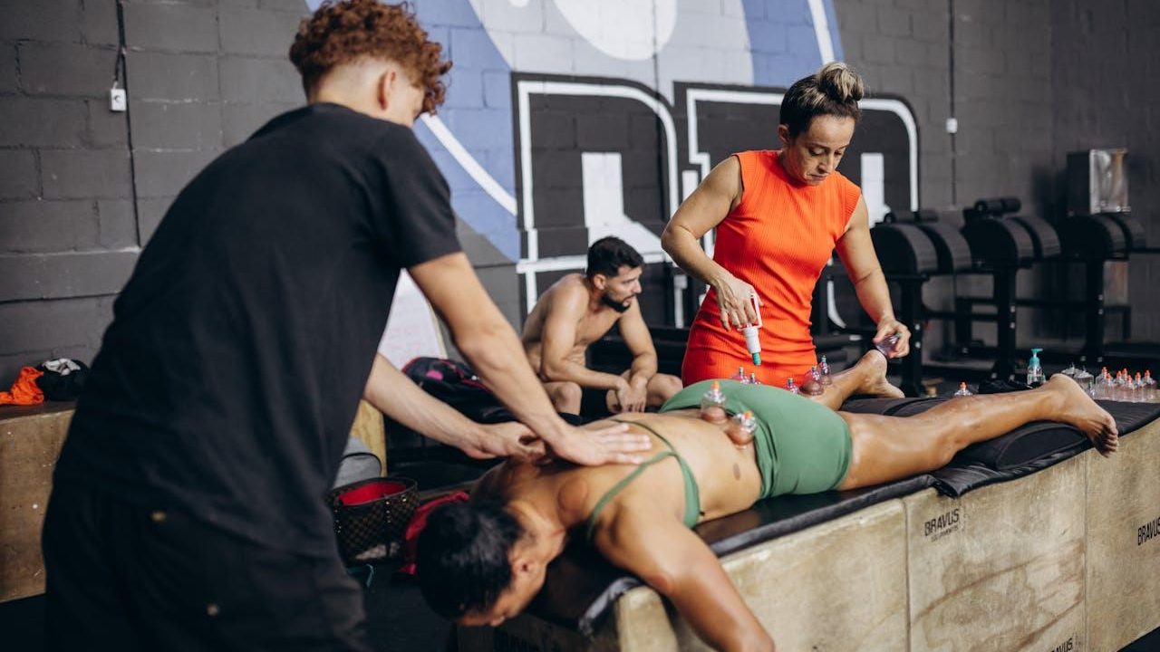 Descarga muscular en la espalda de deportistas en un gimnasio