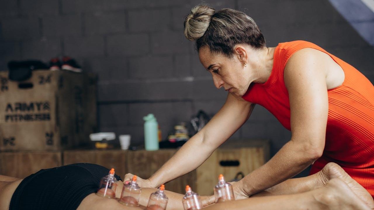 Descarga muscular en las piernas de una deportista con ventosas
