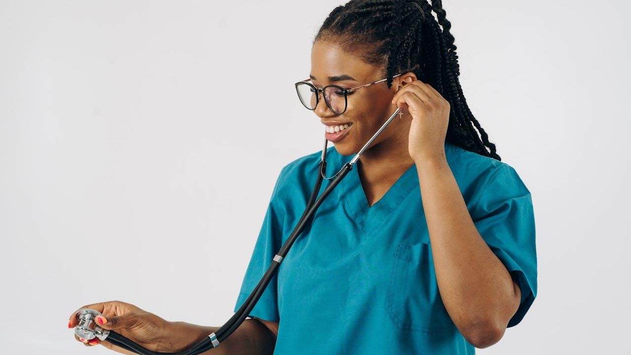 Profesional de la salud en uniforme con estetoscopio