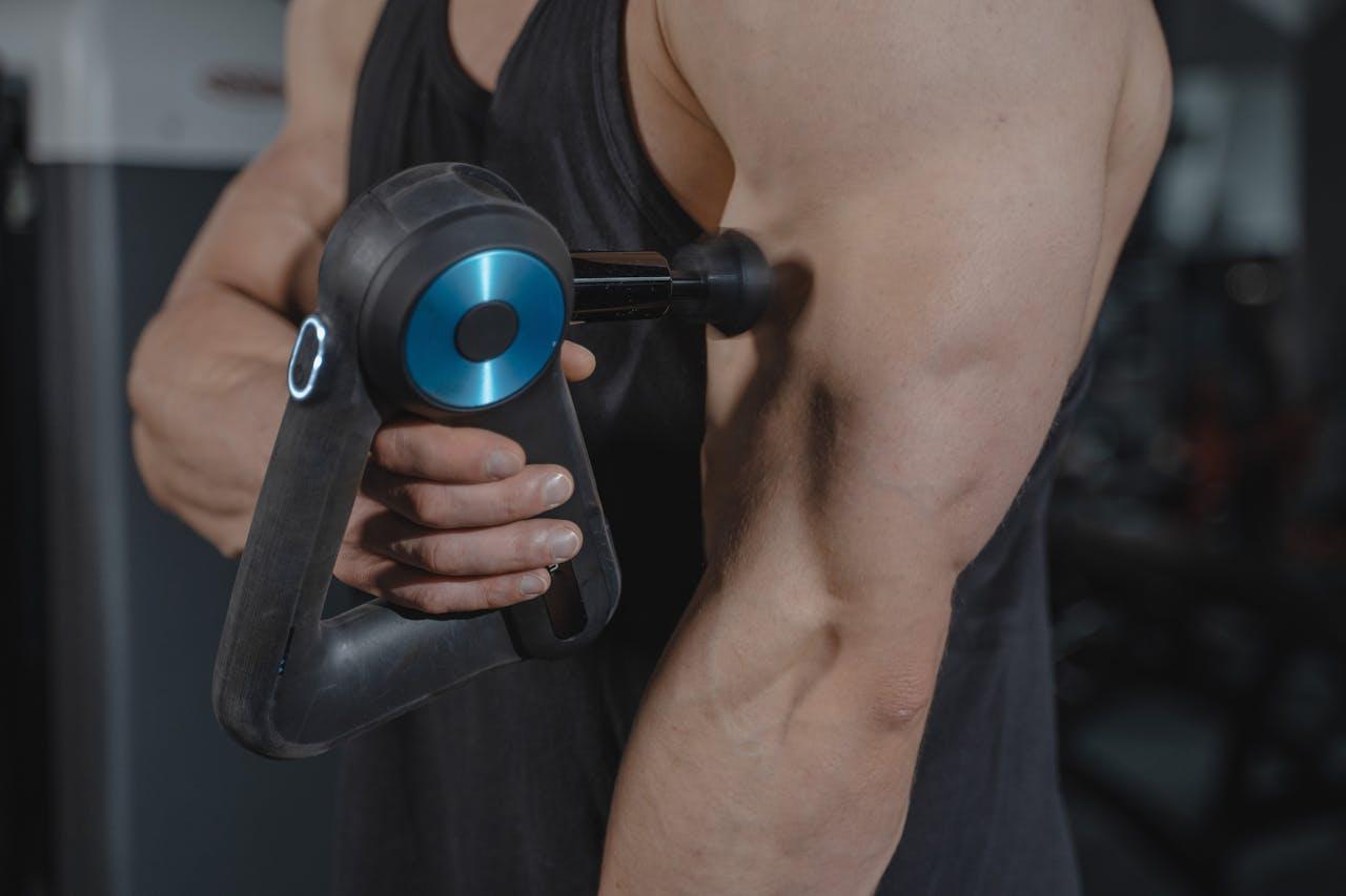 Descarga muscular con pistola: ventajas, riesgos y cómo usarla correctamente