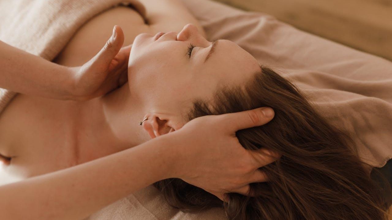 Masaje en la cabeza y el cuello de una paciente relajada