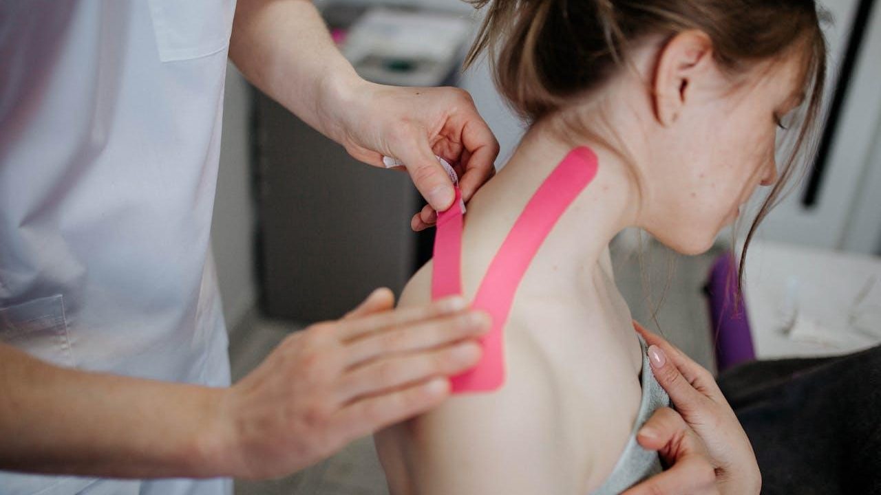 Vendaje neuromuscular rosa en la escápula