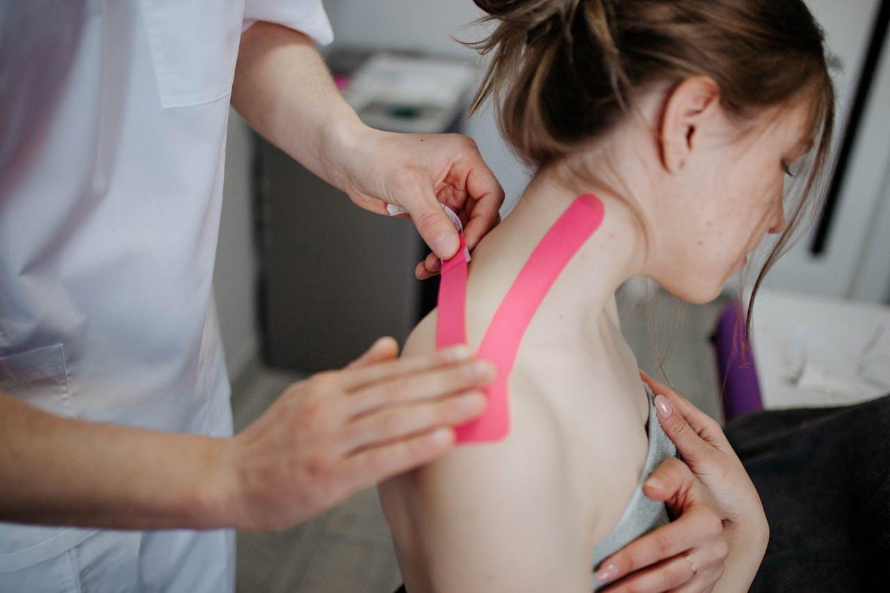 Vendaje neuromuscular escapula: aprende a aplicarlo para eliminar el dolor de hombro