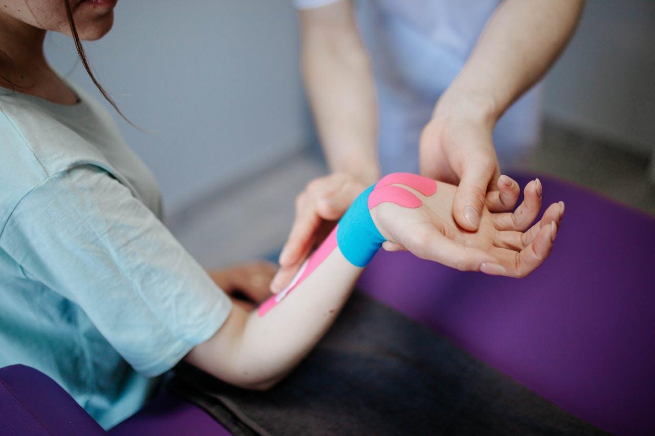 Vendaje neuromuscular dedo en gatillo: conoce las técnicas de kinesiotaping