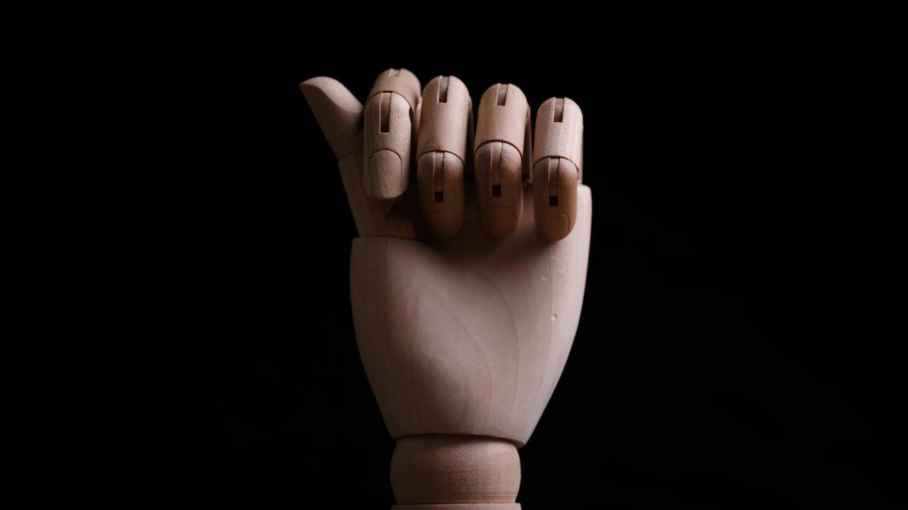 Mano de madera articulada que muestra las articulaciones de los dedos