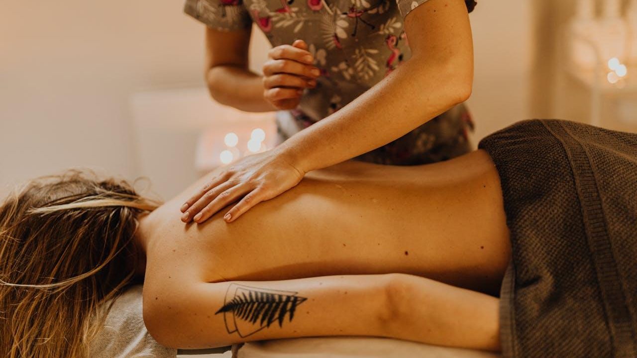 Masaje de espalda en un spa