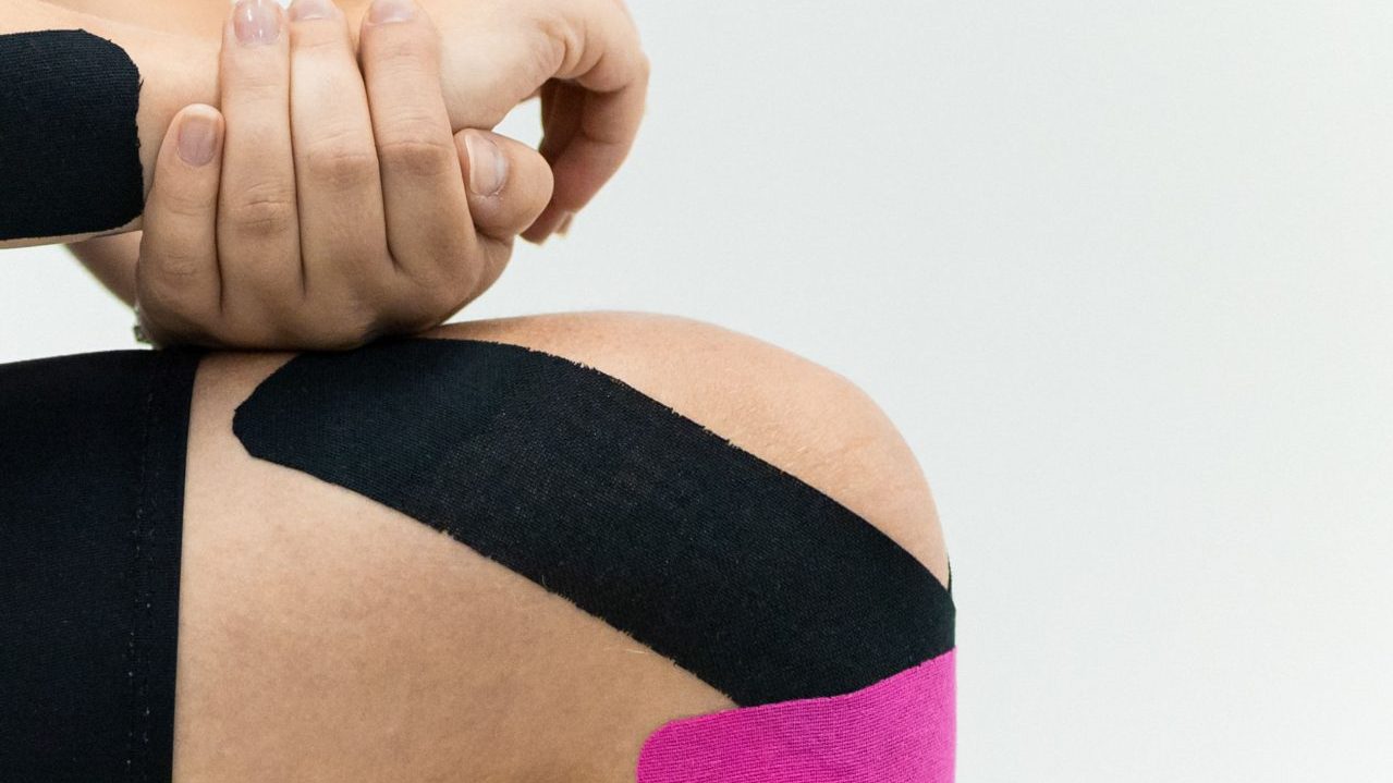 Vendaje neuromuscular en el muslo de una paciente