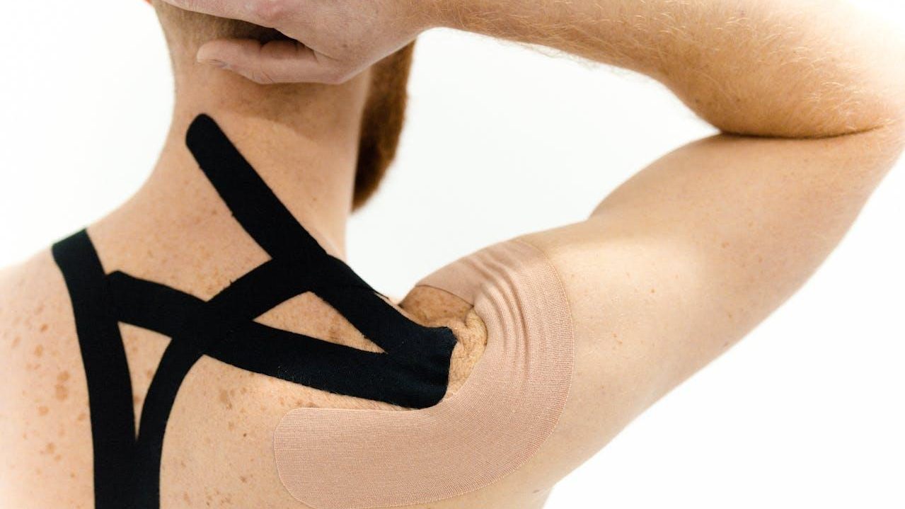 Vendaje neuromuscular negro en el hombro