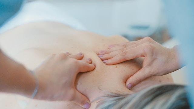 Terapia manual miofascial en la espalda