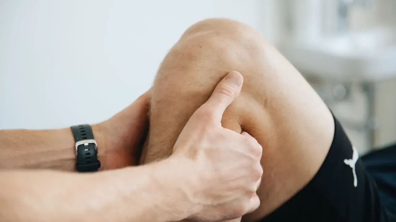Fisioterapeuta explorando una articulación en una clínica de Puebla