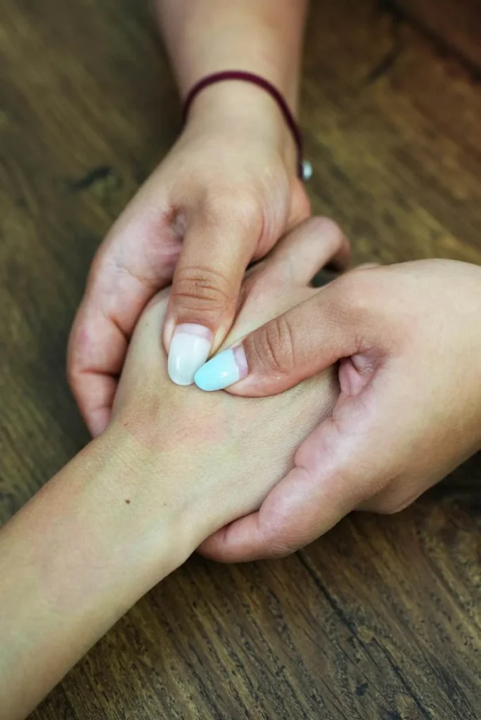 Terapia manual en la muñeca y la mano
