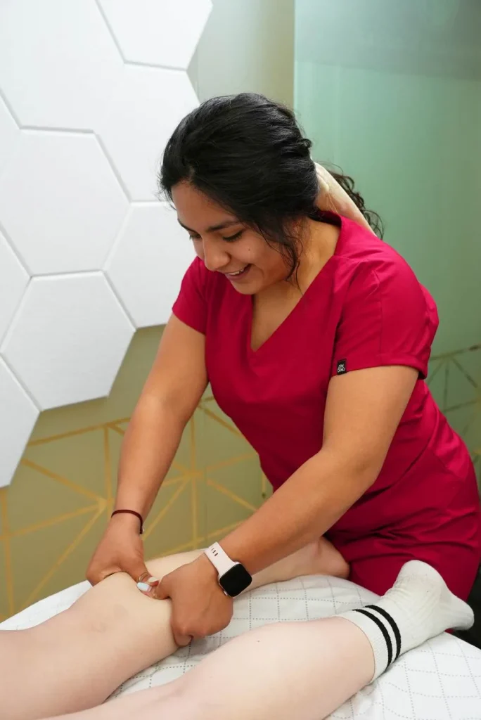 Fisioterapeuta trata la rodilla de una paciente con artrosis
