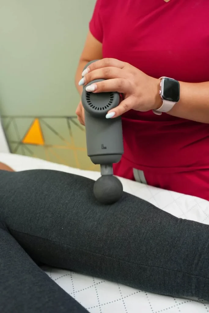 Descarga con pistola de percusión en las piernas