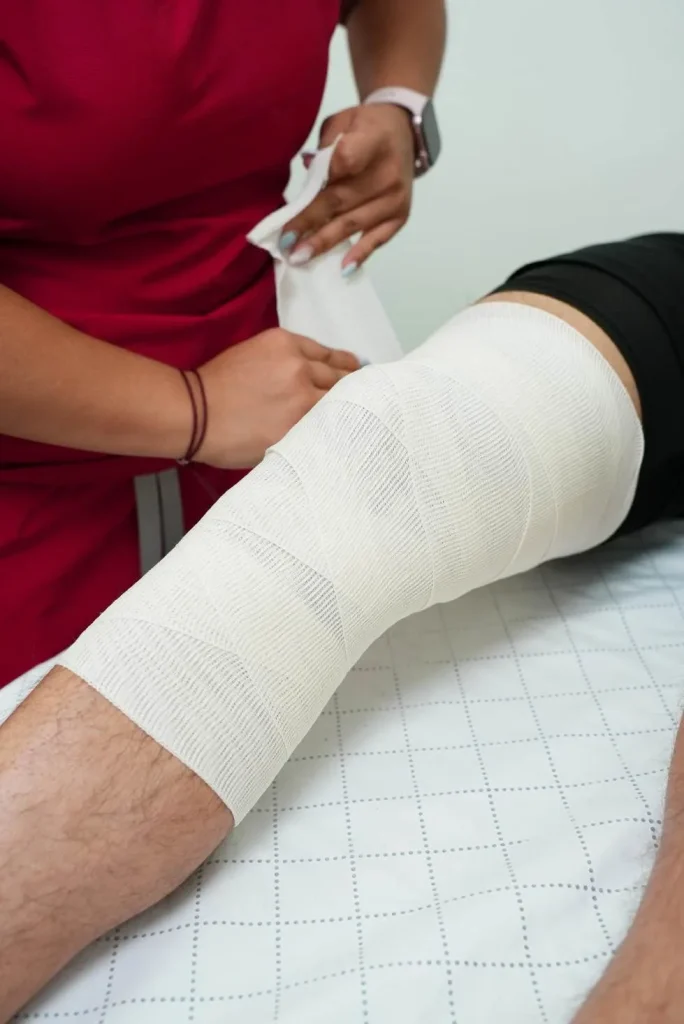 Vendaje funcional de rodilla colocado por la fisioterapeuta