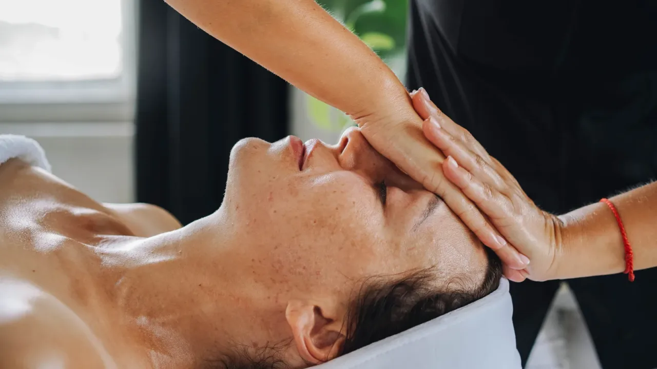 Fisioterapia facial aplicada por una profesional en Puebla