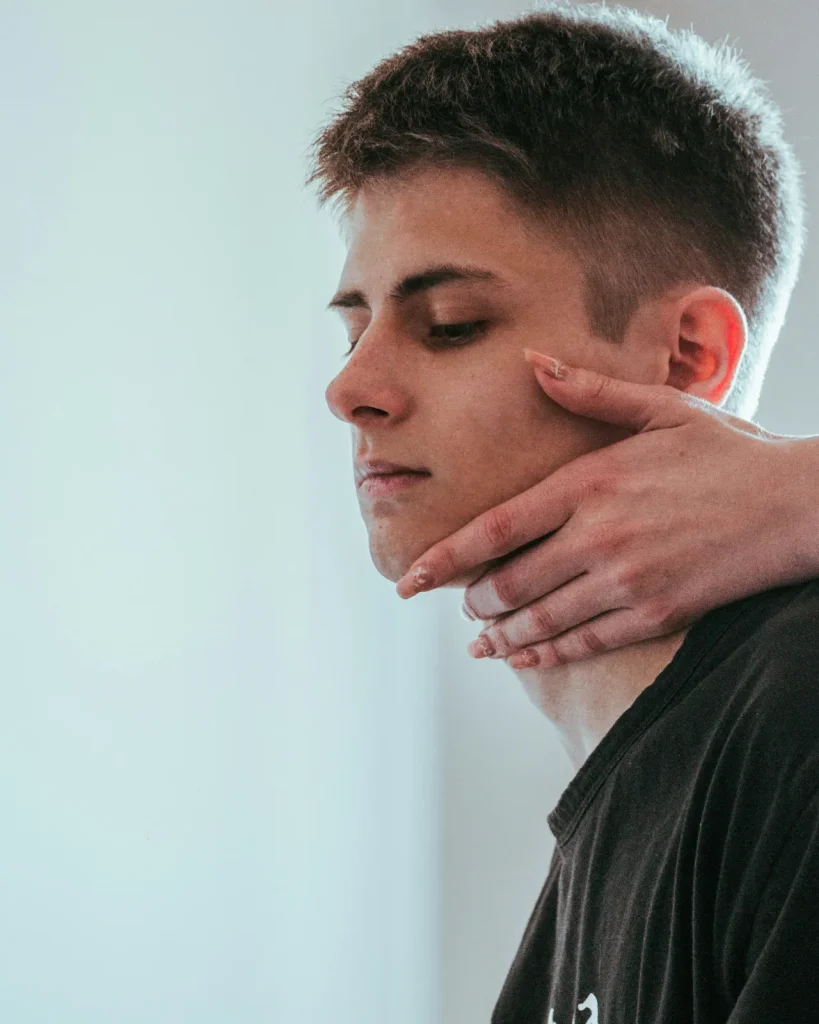 Hombre joven con molestia en la articulación de la mandíbula
