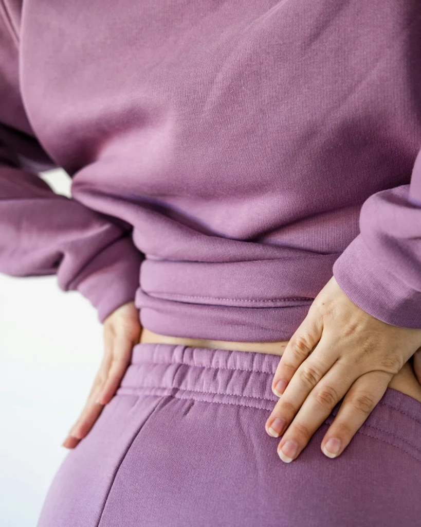 Mujer con dolor en la cadera y la espalda baja