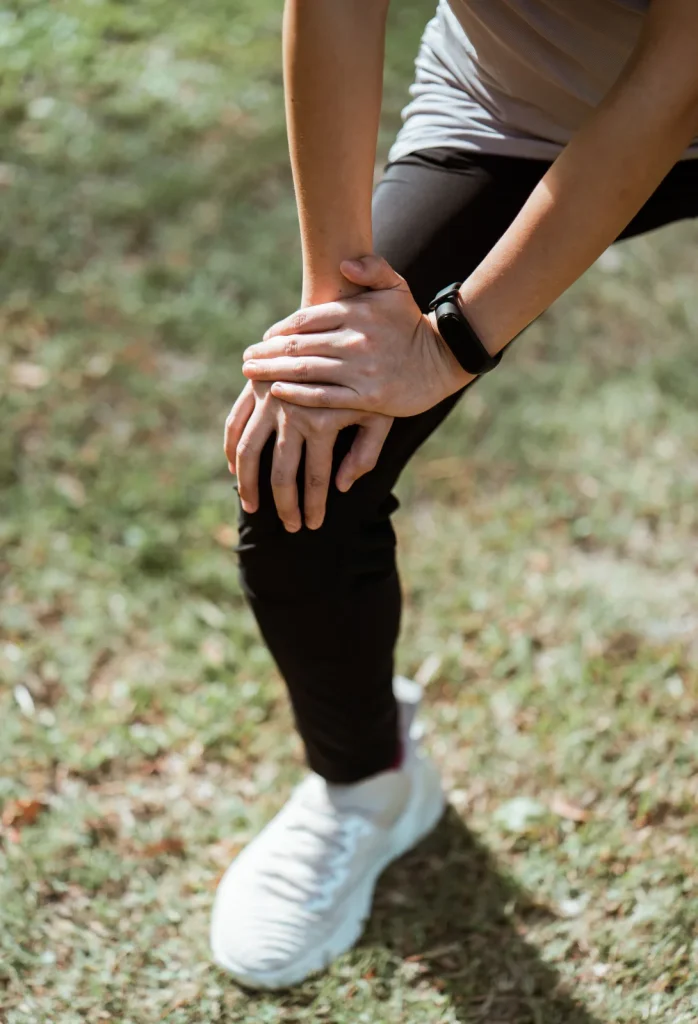 Corredor con molestia en la rodilla durante el entrenamiento