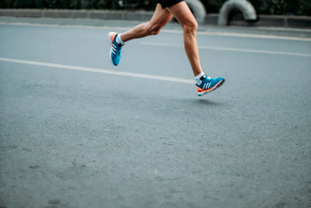 Corredor entrenando en carretera