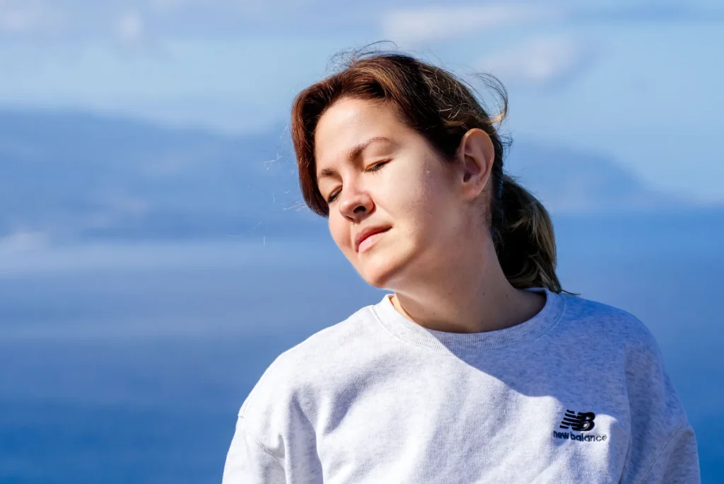 Mujer con los ojos cerrados esperando que pase el mareo