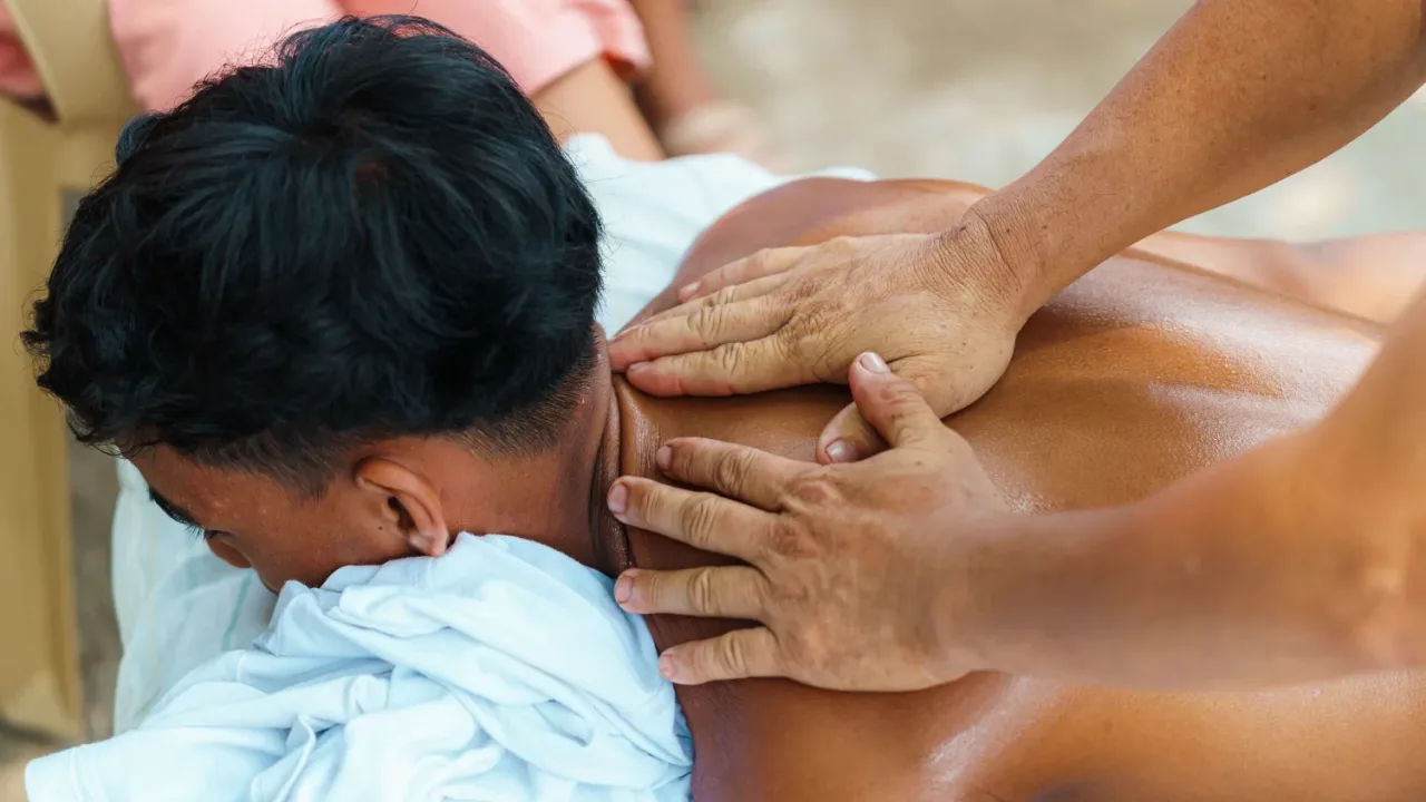 Masaje corporal en la espalda con aceite