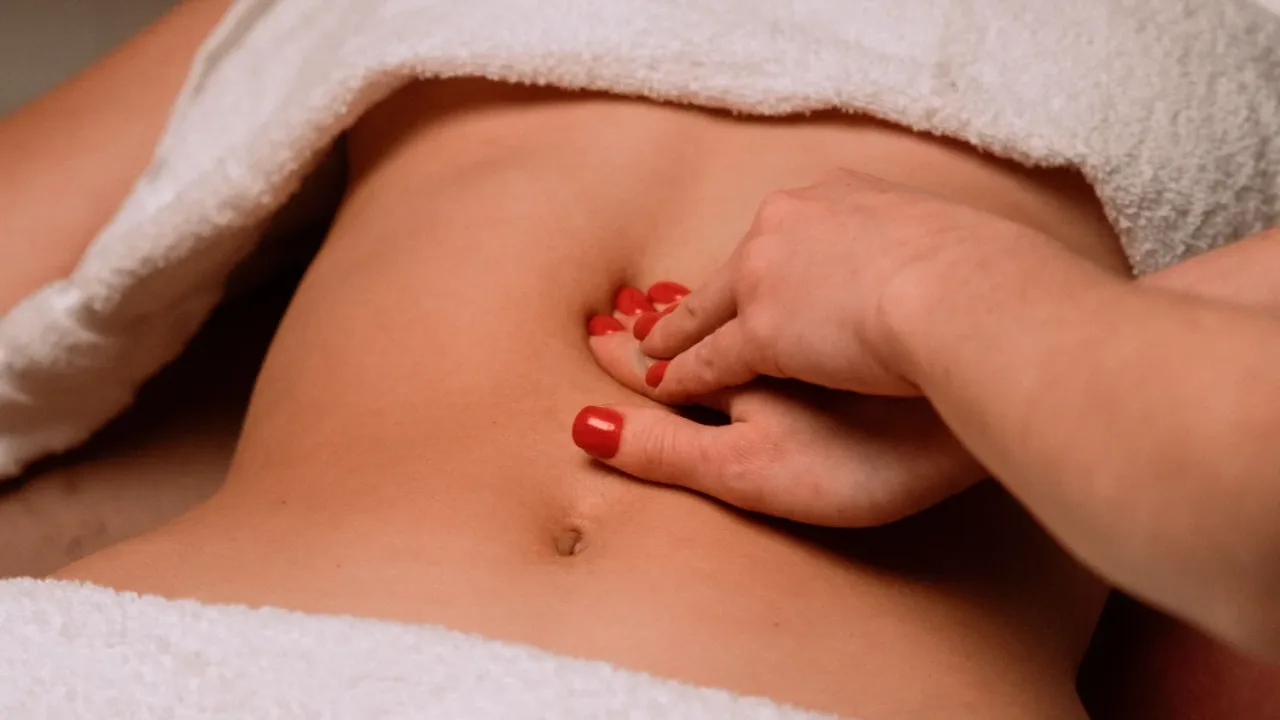 Masaje abdominal en camilla
