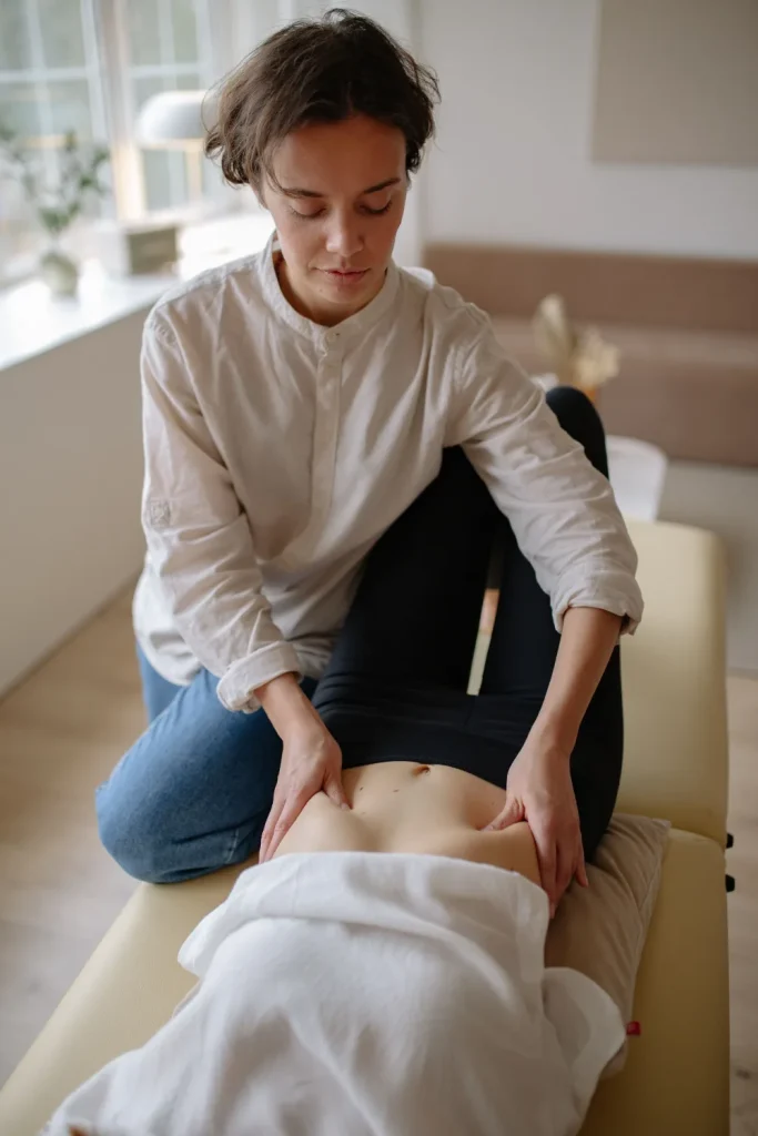 ¿Funcionan los masajes reductivos? Evidencia sin promesas fáciles 1 Terapeuta aplicando masaje abdominal