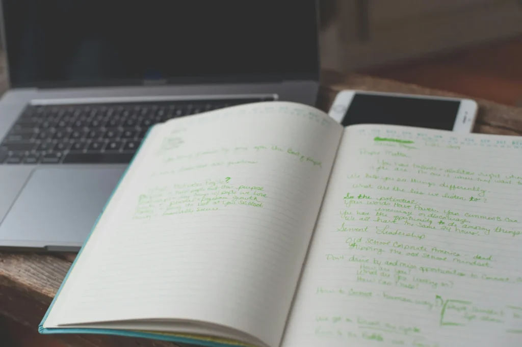 ¿Funcionan los masajes reductivos? Evidencia sin promesas fáciles 2 Cuaderno de notas y laptop para revisar evidencia