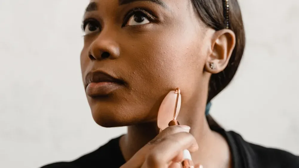 Masaje facial en la línea de la mandíbula