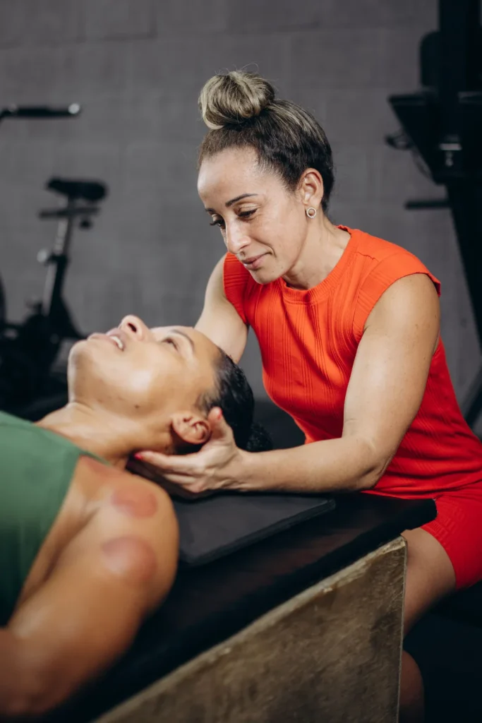 Inclinación cervical suave sentada con la espalda recta