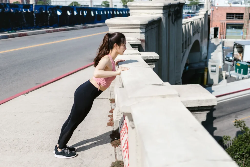 Ejercicios para lumbalgia: movimiento para recuperar función 2 Puente de glúteos sobre colchoneta para la zona lumbar