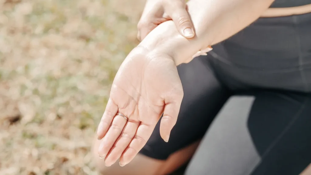 Ejercicios para túnel carpiano: hormigueo y ejercicios de mano 2 Deslizamiento nervioso suave de la mano y la muñeca