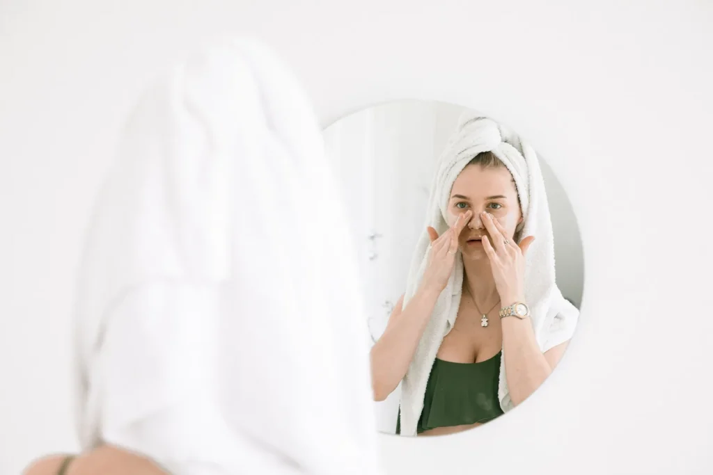 Práctica de gestos faciales frente al espejo