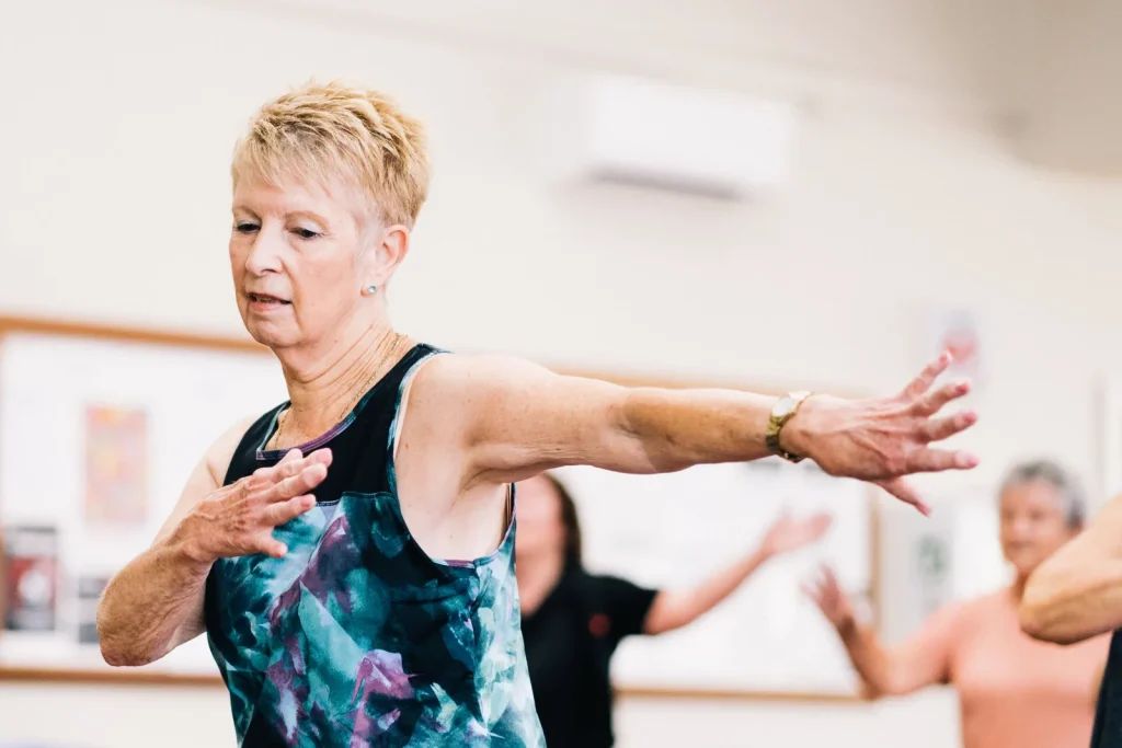 Ejercicios para adultos mayores: equilibrio, fuerza y confianza 2 Ejercicio de equilibrio con apoyo en una silla