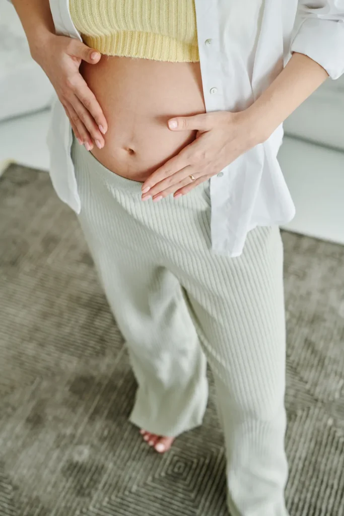 Vientre posparto de una mujer de pie