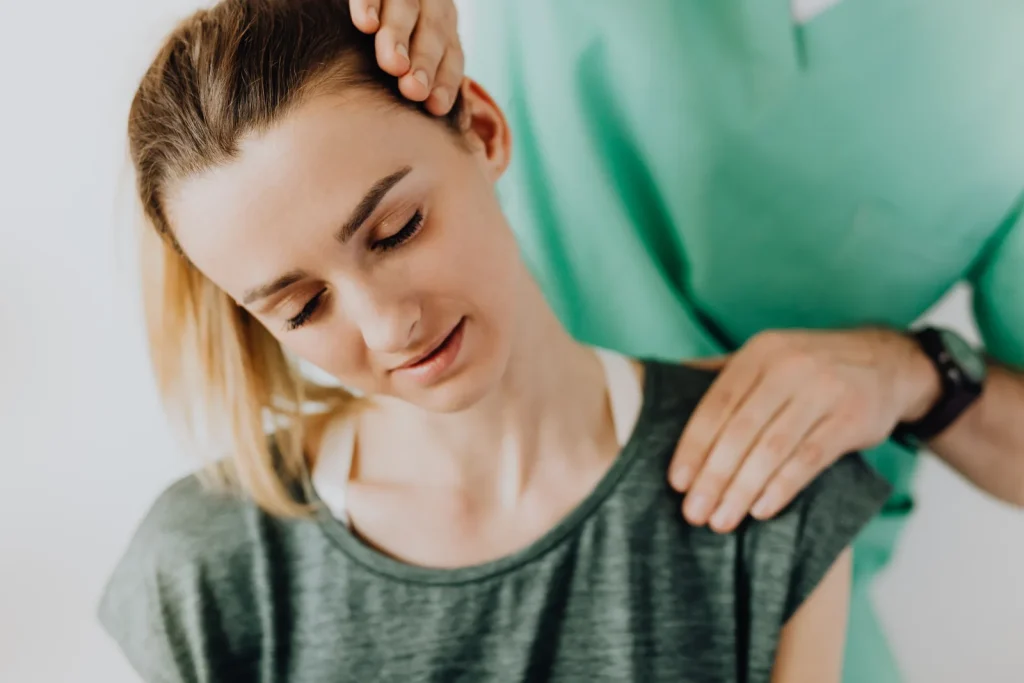 Contractura de cuello: aprende qué hacer y qué evitar 1 Contractura de cuello tratada en una clínica de Puebla