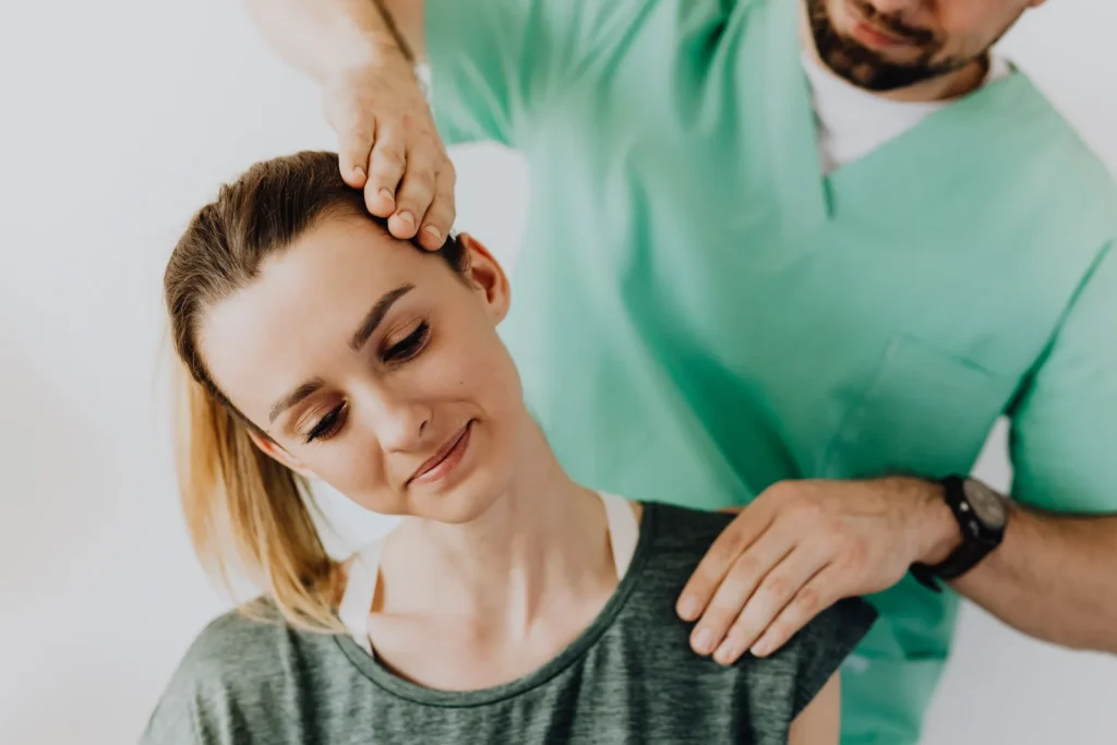 Contractura de cuello: aprende qué hacer y qué evitar 2 Trabajo manual sobre la musculatura cervical