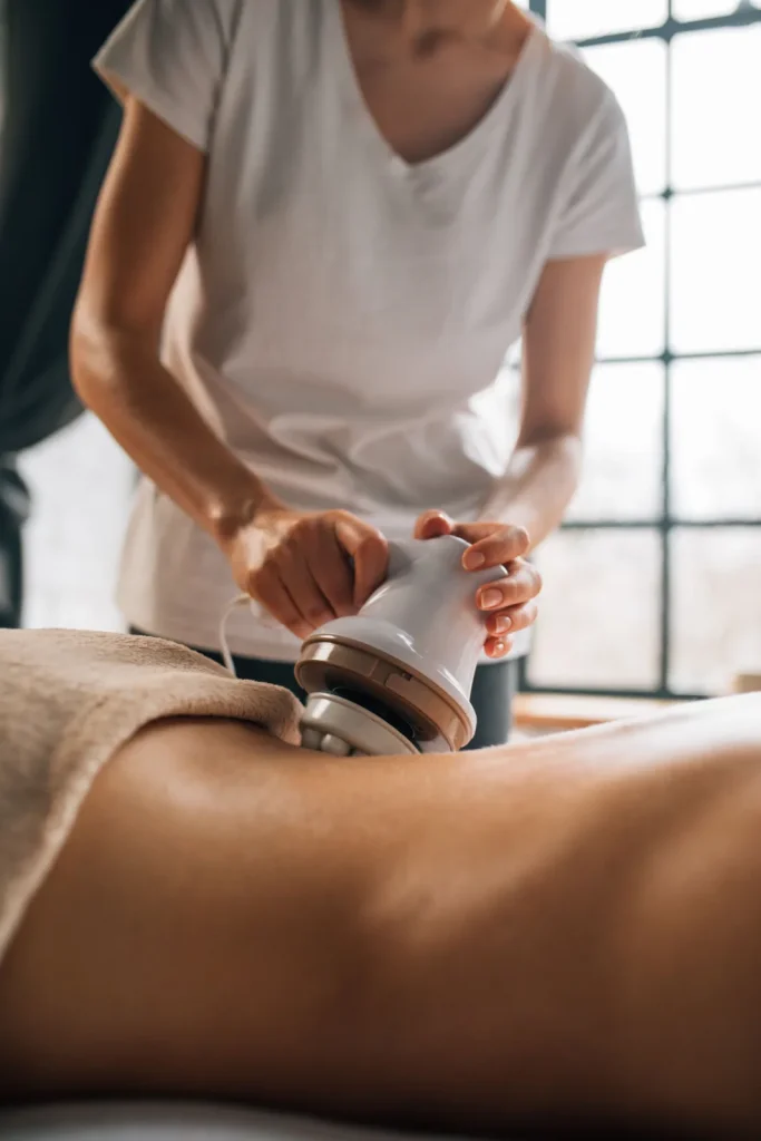 Fisioterapeuta aplicando maniobras reafirmantes en el abdomen