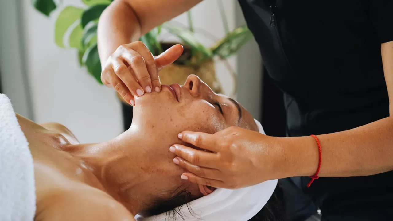 Masaje reafirmante facial aplicado por una profesional en Puebla