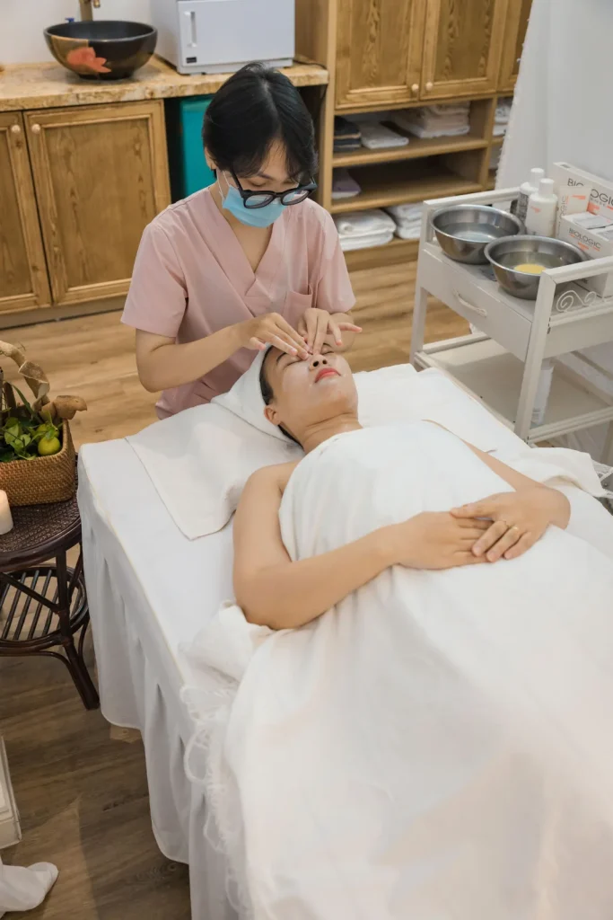 Maniobras suaves de masaje facial sobre pómulos y mentón