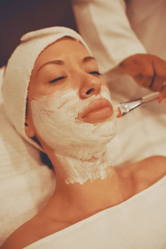 Profesional explicando un tratamiento facial reafirmante a una paciente