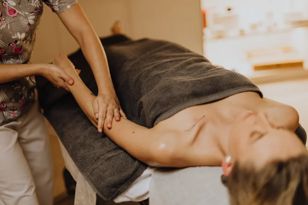 Maniobras de masaje sobre la parte posterior del brazo