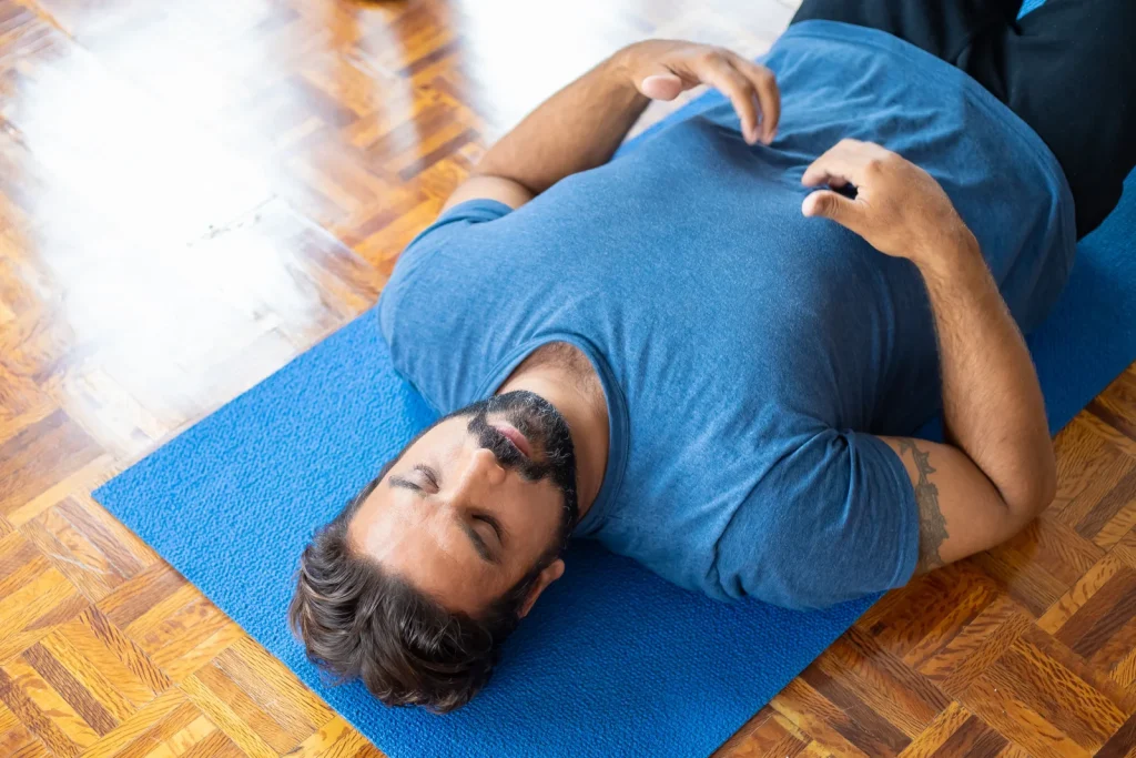 Posición boca arriba con rodillas flexionadas para practicar el vacuum abdominal