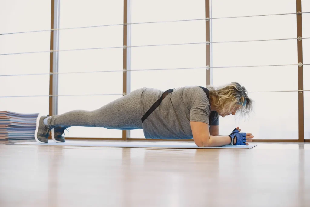 Vacuum abdominal: para qué sirve y qué no puede corregir 2 Trabajo progresivo de fuerza abdominal con supervisión profesional