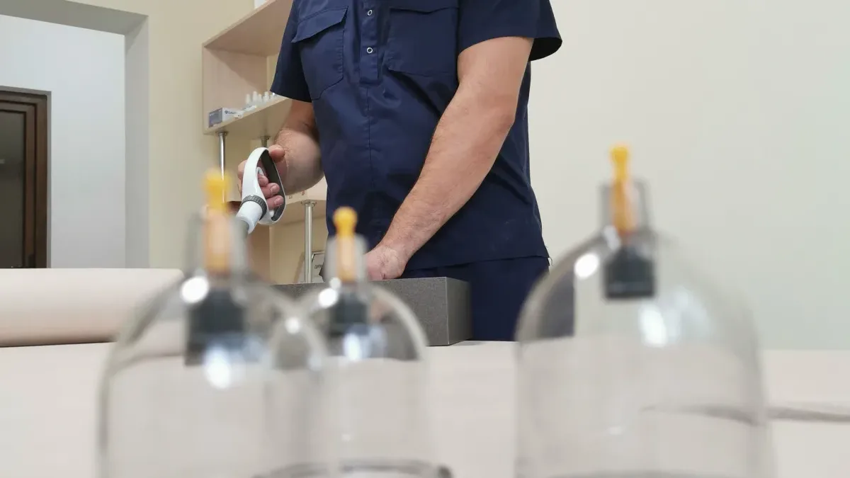 Vacuum corporal aplicado con copas sobre la espalda en Puebla