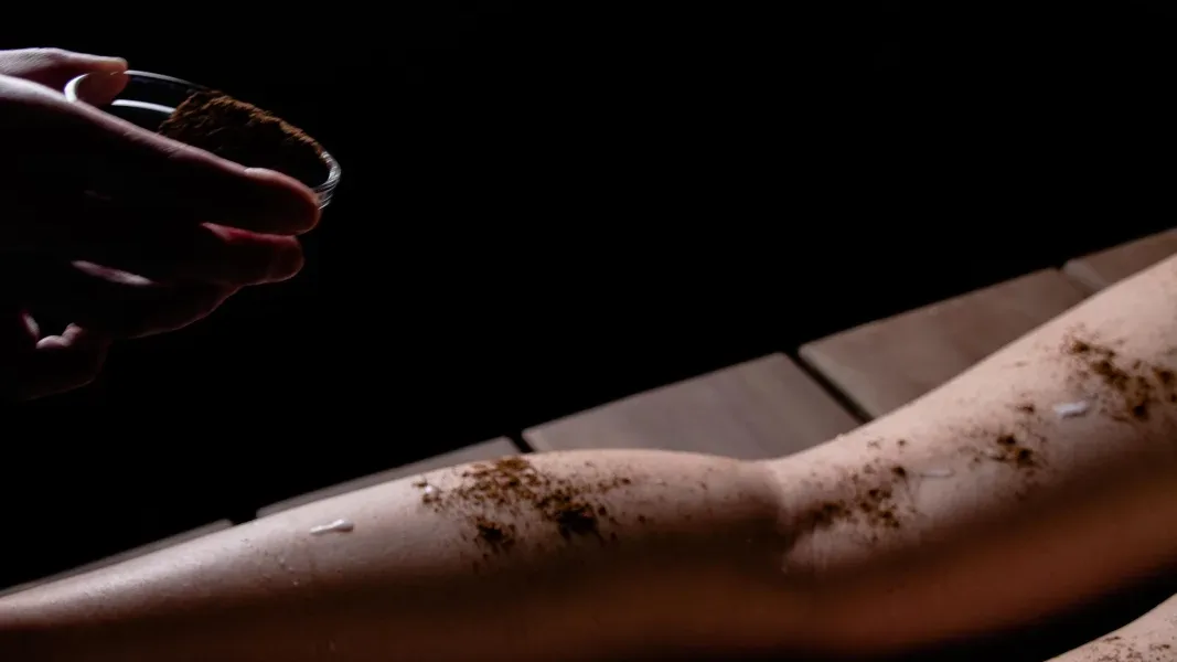 Exfoliación corporal aplicada en una cabina de estética en Puebla