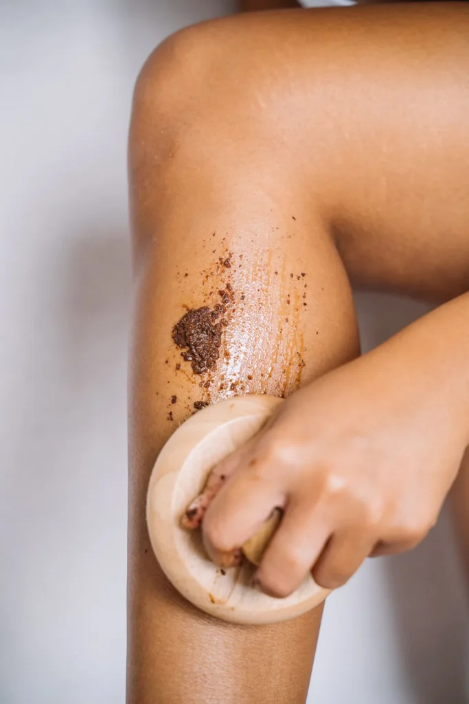 Producto exfoliante extendido sobre la piel durante la sesión