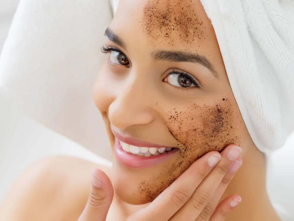 Exfoliación facial: elige según tu piel y tu rutina 1 Exfoliación facial realizada por una profesional en Puebla