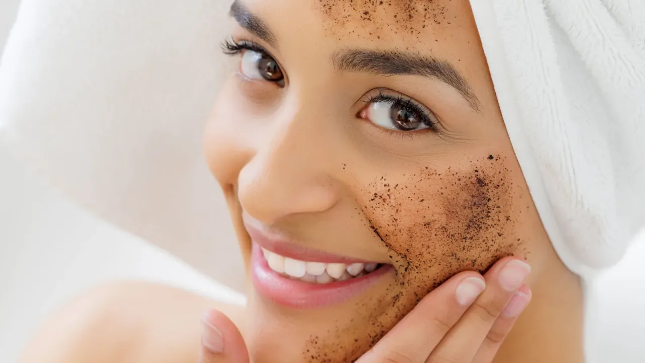 Exfoliación facial realizada por una profesional en Puebla