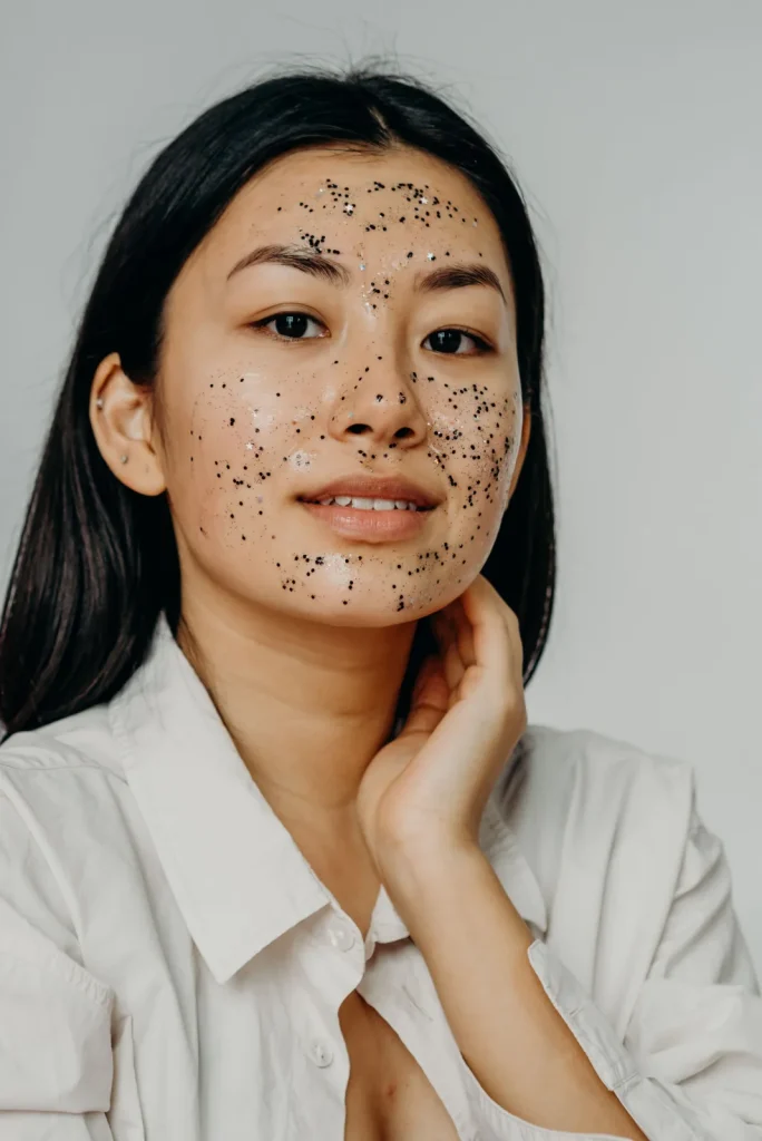 Exfoliación facial: elige según tu piel y tu rutina 2 Limpieza del rostro después de aplicar un exfoliante facial
